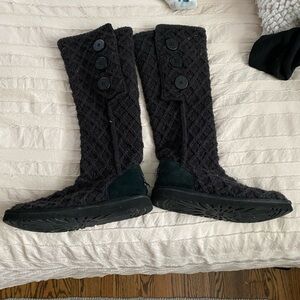 Black sweater Uggs